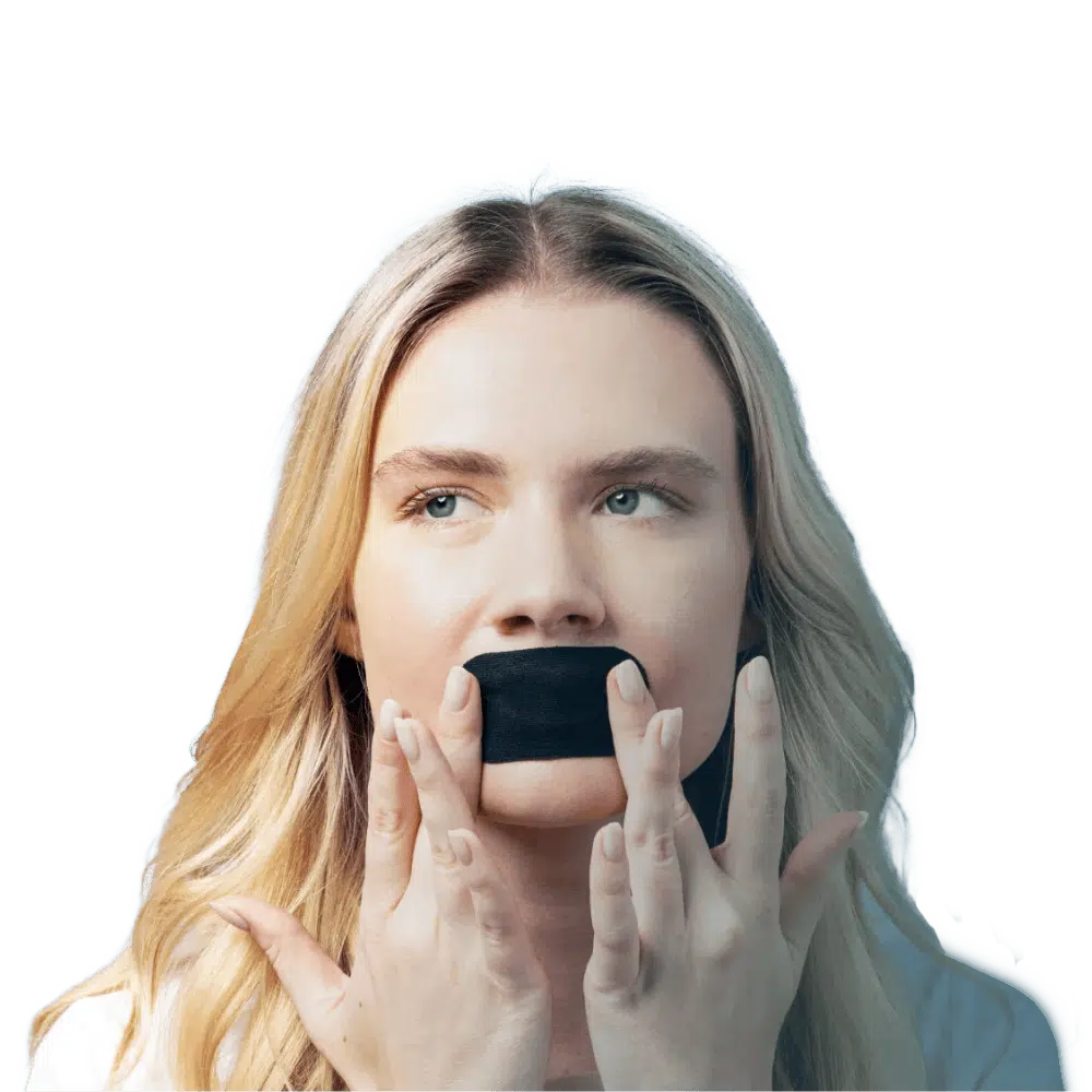 Egy hölgy éppen felhelyezi a SleepAir szájtapaszt